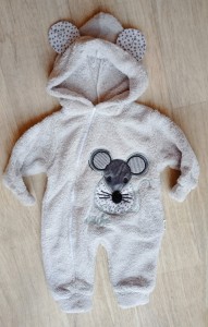 Ein warmer Strampler für ein Kind