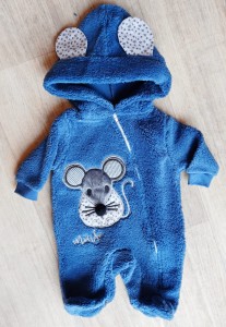 Ein warmer Strampler für ein Kind