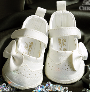 Babyschuhe für ein kleines Mädchen, Öko-Leder Ecru